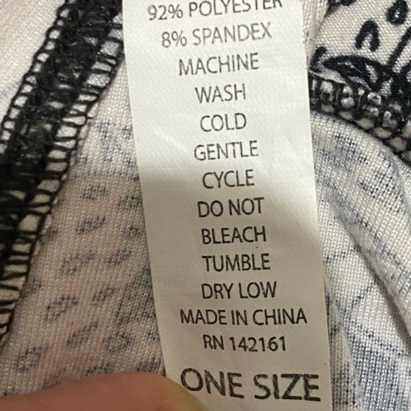 LuLaRoe leggings, black leggings with white strawberries pattern, one size - Picture 4 of 4